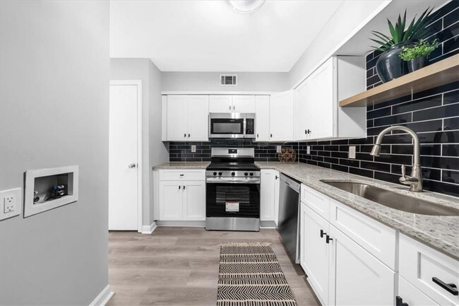Building Photo - 3091 Colonial Way
