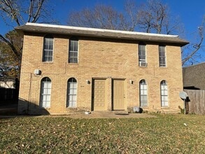 Building Photo - 2 Bedroom 1.5 Bath 2 Story Duplex!