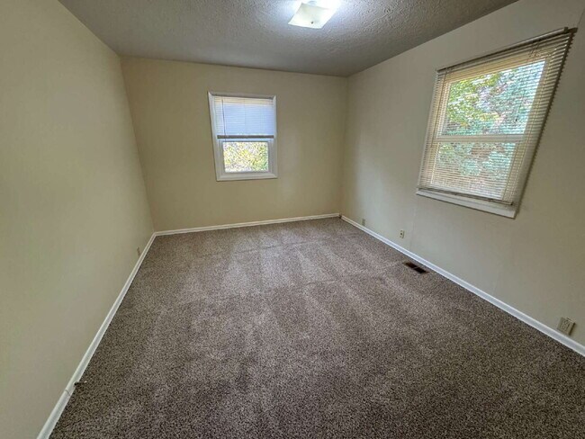 Building Photo - 3 Bedroom 1 Bath House on Large Lot