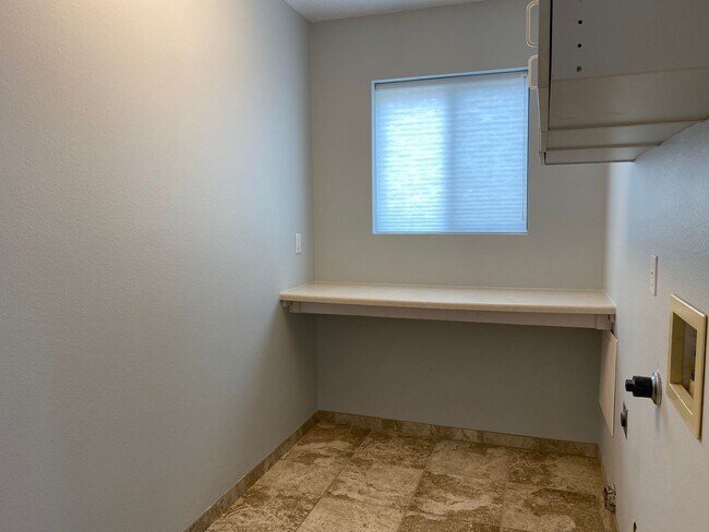 Building Photo - Location, location!  Updated 3 Br, 2 Bath ...