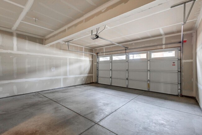 Building Photo - Modern 3 BR home on beautiful wooded lot in Sisters