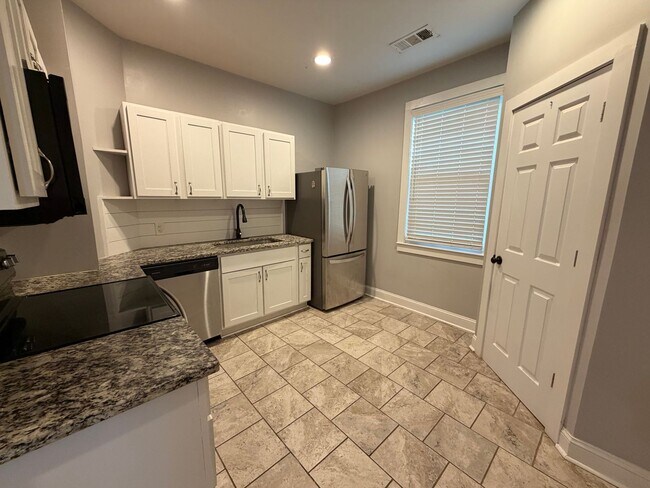 Building Photo - 3 Bedrooms, 1 Bathroom - Home in Celenease! *MOVE-IN SPECIAL!!*