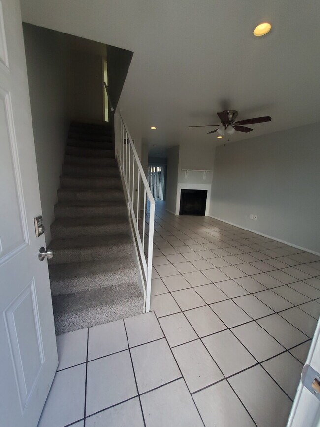 Building Photo - Stylish 2 Bed, 2 Bath Townhome in Great Lo...