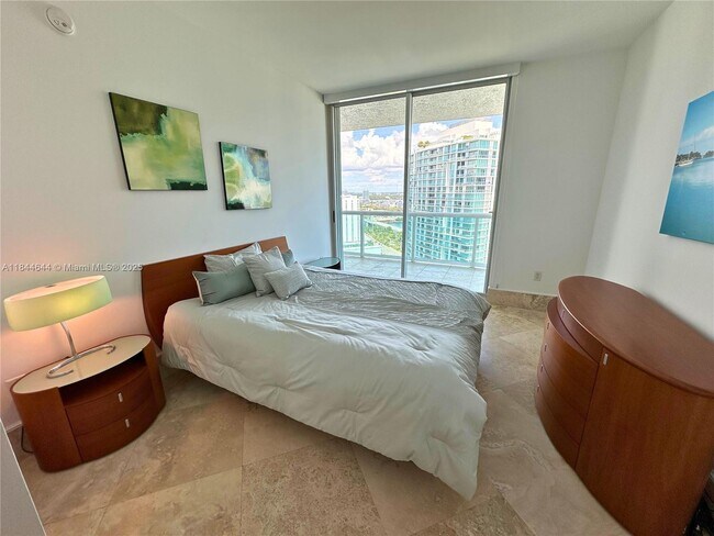 Building Photo - 16500 Collins Ave