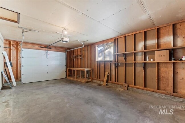 Building Photo - Updated Kuna Home with Private Backyard