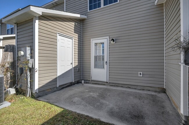 Building Photo - 2 Bed 2.5 Bath Townhome