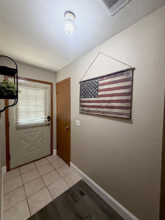 Building Photo - FULLY FURNISHED 2Br / Ground Floor Condo
