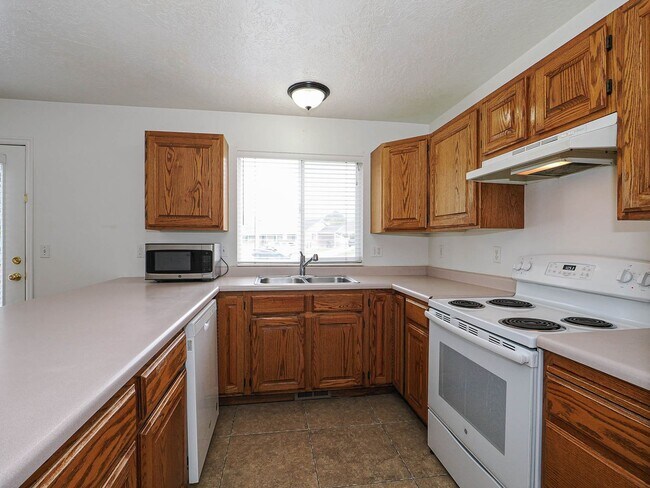 Building Photo - Charming 3-Bed, 2-Bath Home in Prime Ameri...