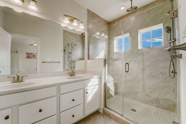 Building Photo - Luxurious 3 BR/2 Full BA & 2 Half BA EOG T...