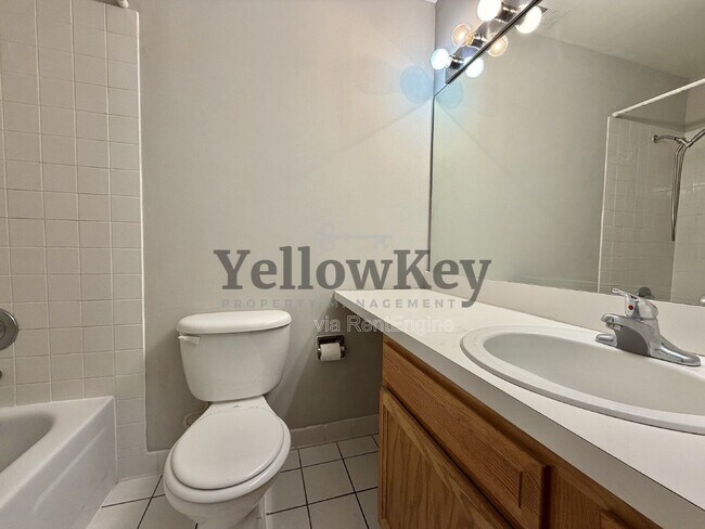 Building Photo - 5820 Oakwood Dr