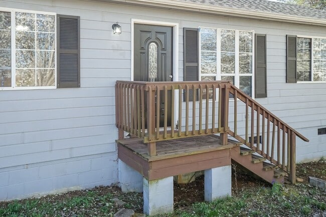 Building Photo - Three Bedroom Home!