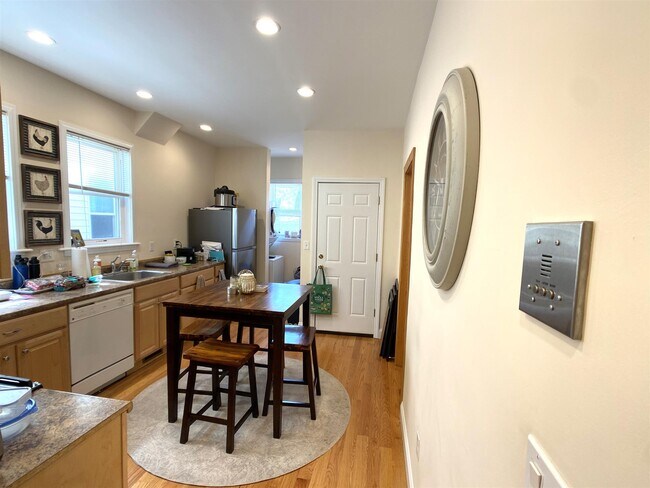 Building Photo - 20 Radcliffe Rd