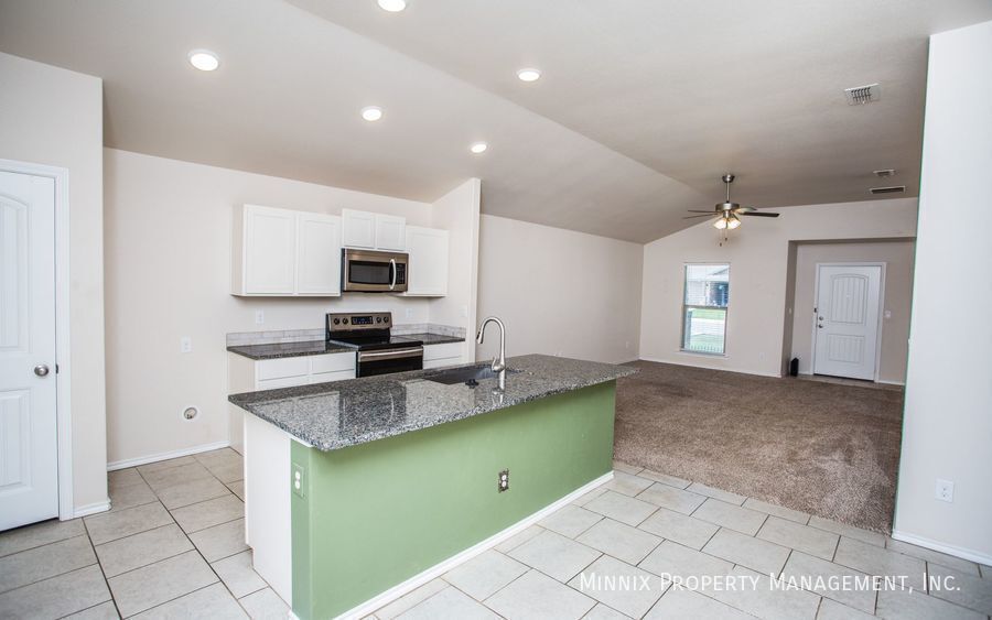 Building Photo - 14211 Vernon Ave