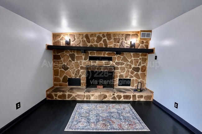 Building Photo - 449 Crest Ave