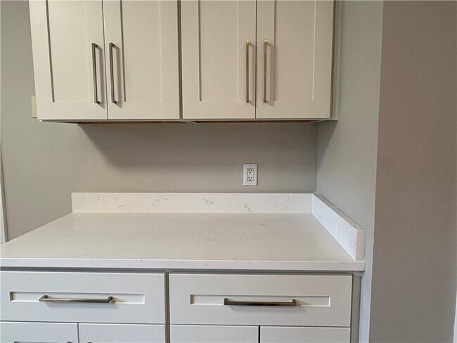 Building Photo - 1505 Yorktown Dr NW