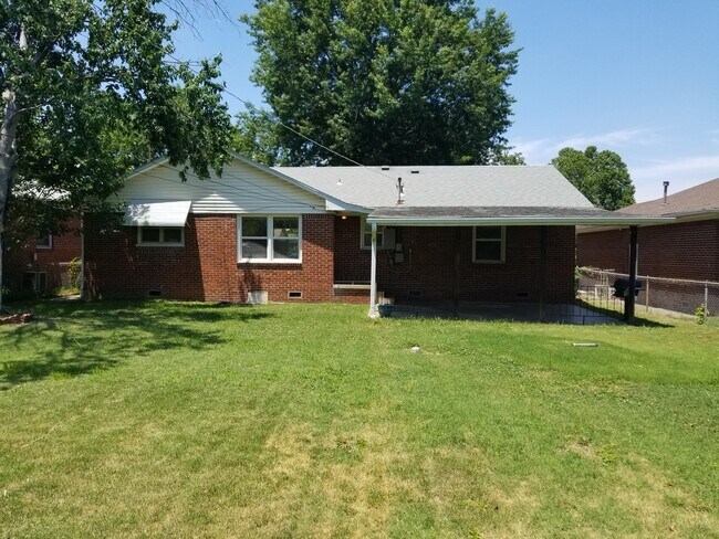 Building Photo - Midtown bungalow, beautiful hard wood floors, lots of natural light.