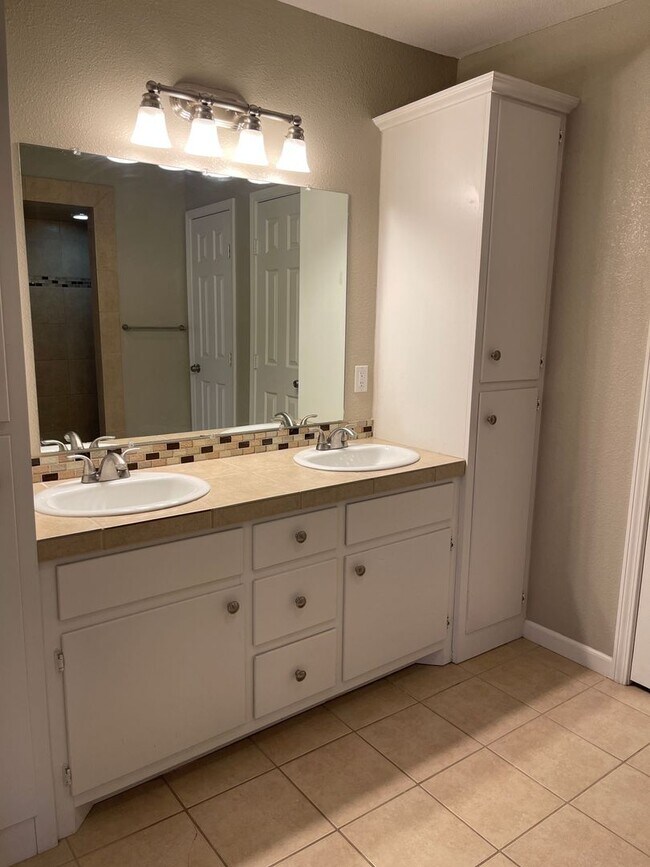 Building Photo - Pre Leasing for fall 2026! 4/3.5 in Tech Terrace!