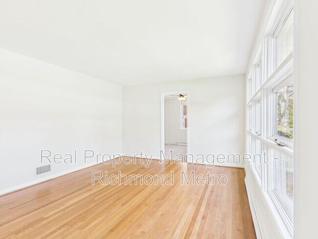 Building Photo - 8909 Avalon Dr