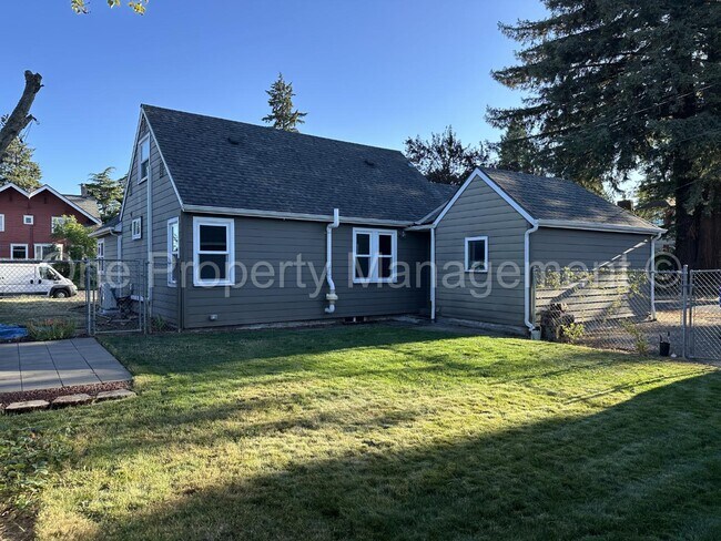 Building Photo - 902 E 31st St