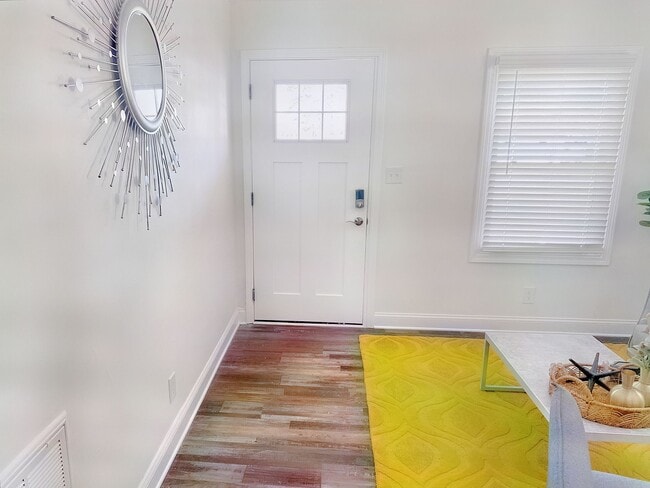 Building Photo - "Experience Urban Living at its Finest at The Flats at 2200!/"¡Experimenta la Vida Urbana en su M...