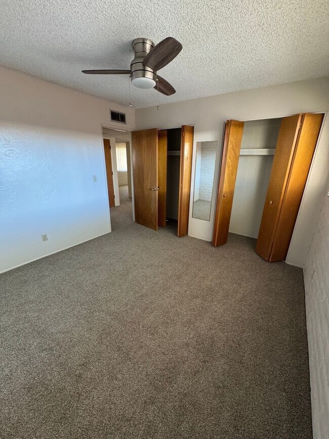 Building Photo - 4549 E Bellevue St