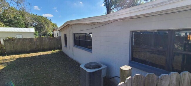 Building Photo - 2027 BENTLEY ST