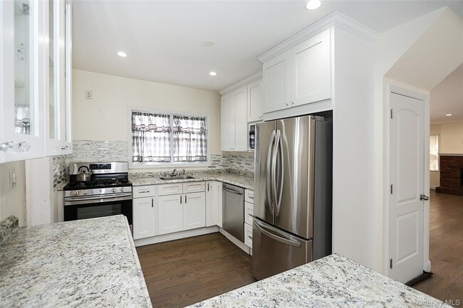 Building Photo - 987 Kings Pkwy