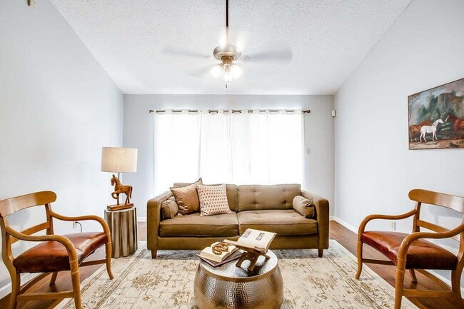 Building Photo - Charming Townhome on a Quiet Cul-de-Sac