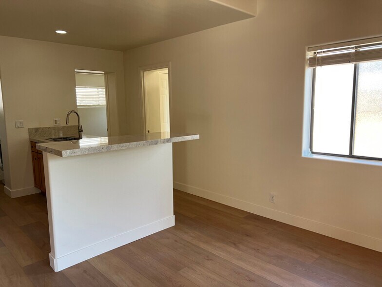 Building Photo - 8472 Golden Ridge Rd
