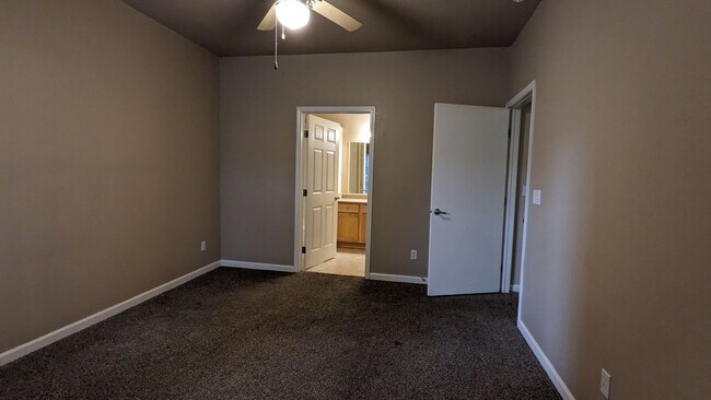 Building Photo - TWO BEDROOM/TWO BATHROOM CONDO WITH AMENITIES IN GATED COMMUNITY!