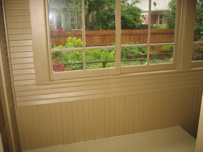Building Photo - Beautiful 3 bedroom 1 bathroom NE Bungalow "Sabin area"