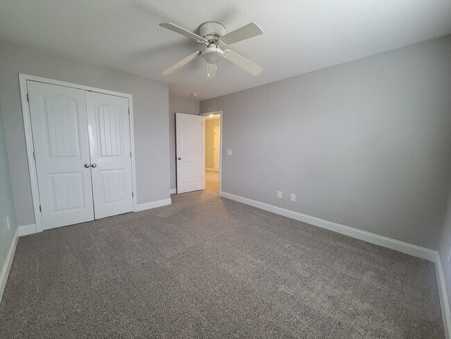 Building Photo - 5 Bedroom 3 Bath Home In Grays Creek
