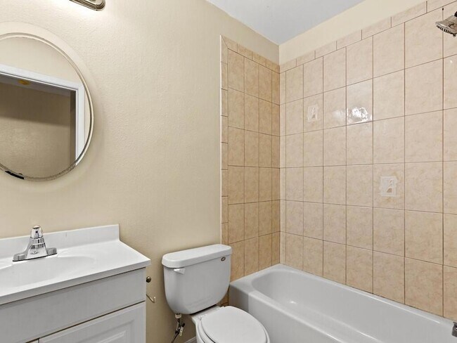 Building Photo - 254 SW Bridgeport Dr