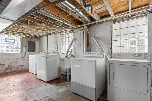 Building Photo - 311 E Rosedale Ave