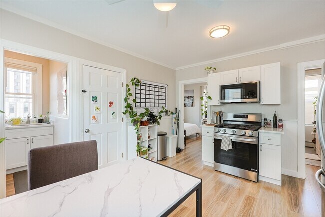 Building Photo - 19 Linden St