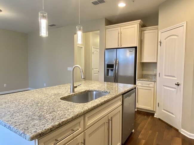Building Photo - 1021 Livingstone Ln