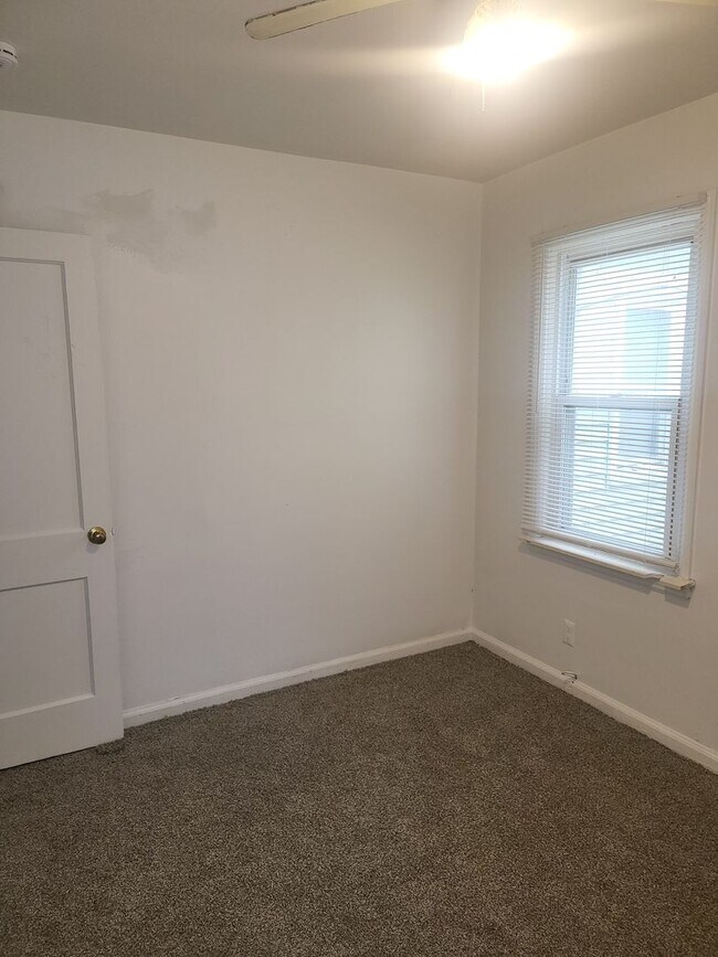 Building Photo - 3 bedroom Eastpointe $1250