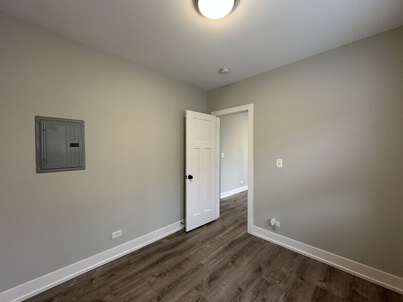 Building Photo - 712 W Brompton Ave