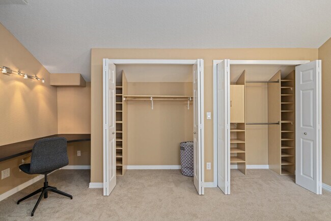 Building Photo - 4 Touchstone