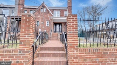 Building Photo - 413 Ingraham St NW