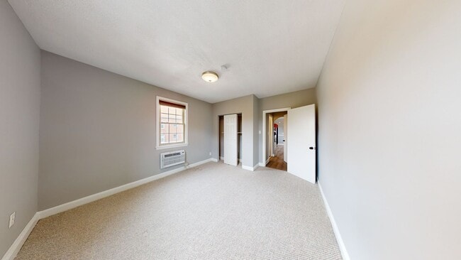 Building Photo - *ONE MONTH'S RENT FREE* Top Floor Updated ...