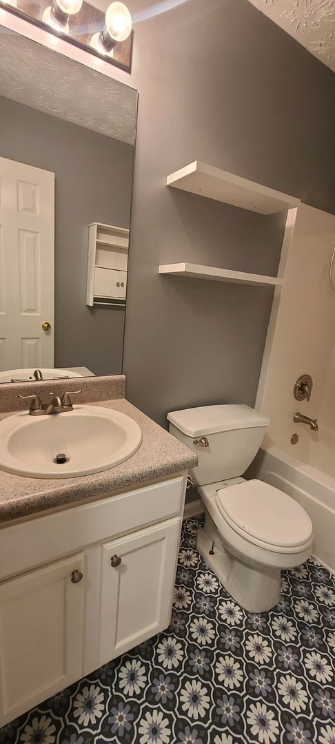 Building Photo - Available now 3 bed/2bath ranch Fenced in ...