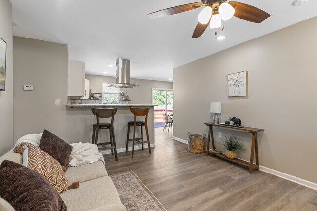 Building Photo - 1147 Inverness Dr