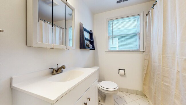 Building Photo - 23 Holman St