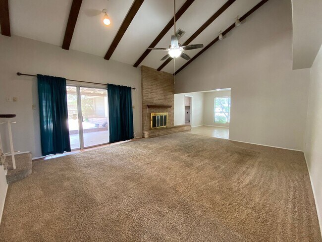 Building Photo - 4 Bedroom Home with Pool!
