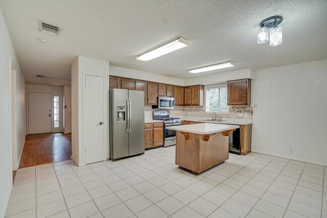 Building Photo - 4601 Gray Fox Dr