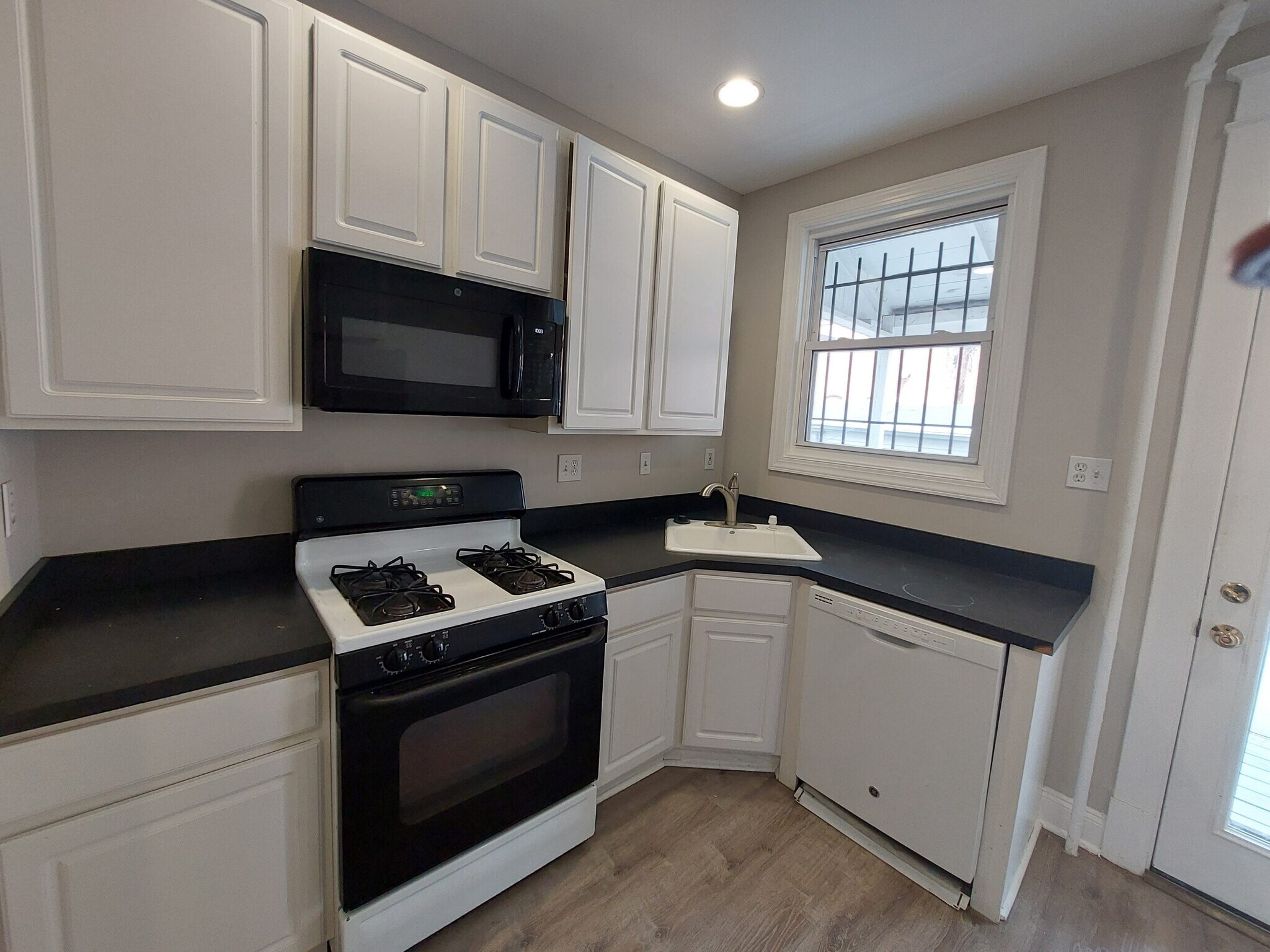 Building Photo - 1330 G St SE