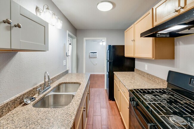 Building Photo - Highland Park Gem- 3/1 with Large Yard