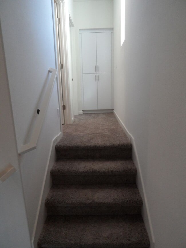 Building Photo - 4BR 3BA two-story condo with 2 Car Attache...