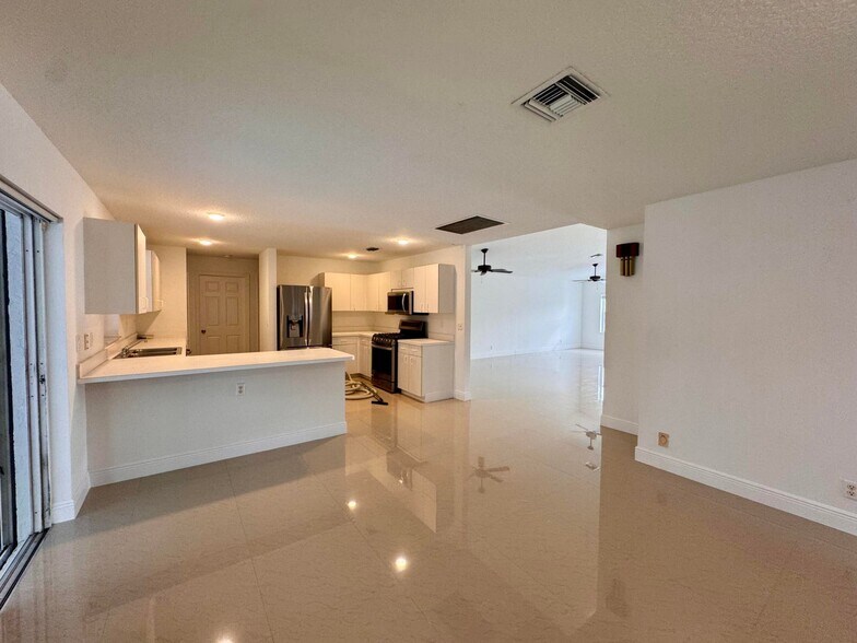 Building Photo - 1132 Hatteras Cir